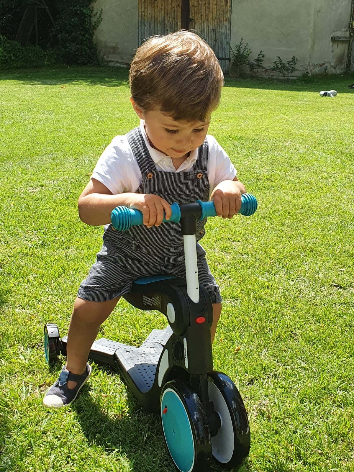 Une draisienne évolutive pour accompagner le développement de la motricité de bébé .