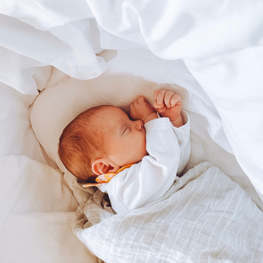 Bébé dort sur le côté, les 7 solutions pour l'aider à bien dormir. –